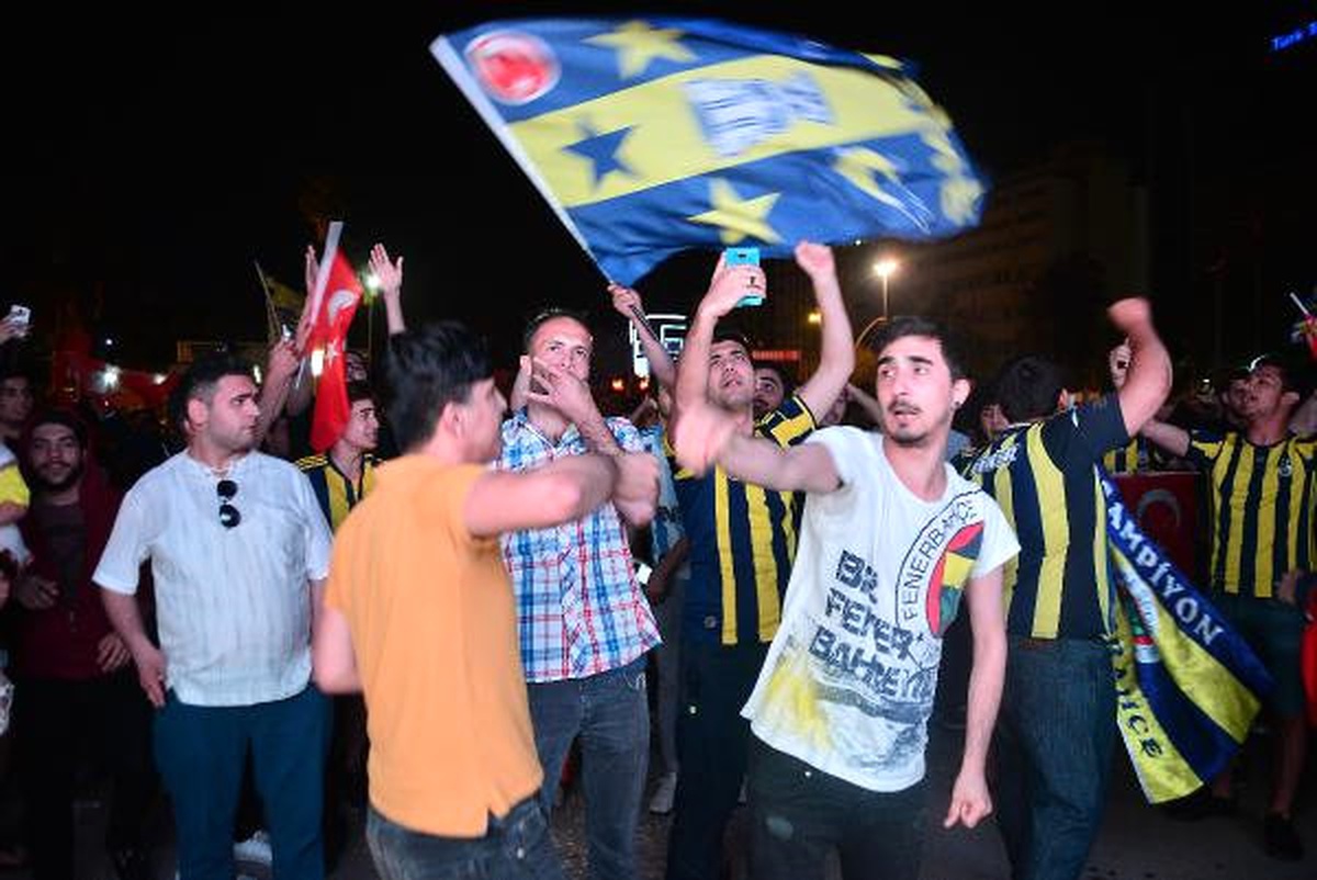 Adana\'da Fenerbahçeliler Avrupa Şampiyonluğu\'nu Kutladı