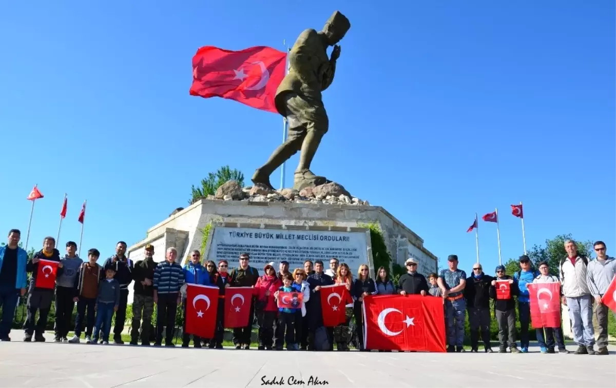 Afdos Üyeleri Büyük Taarruz Şehitliği\'ne Yürüdü