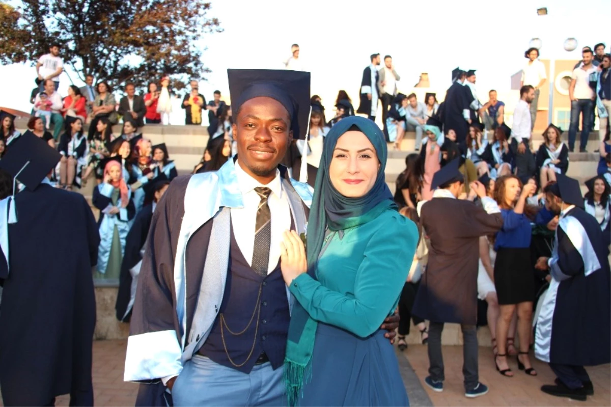 Afrikalı Mohammed Hem Diplomasına Hem de Sevdiğine Kavuştu