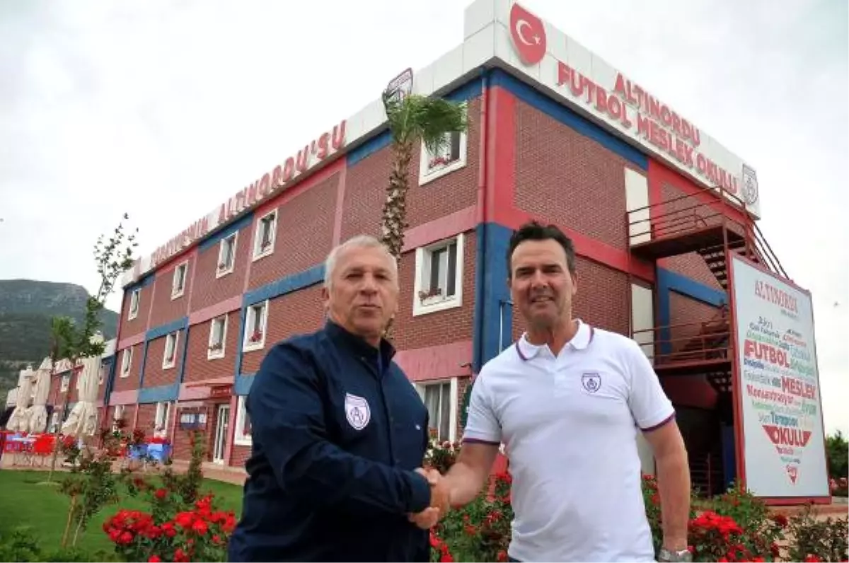 Altınordu\'da 6-19 Yaş Takımlarının Sorumluluğuna Hollandalı Graper Getirildi