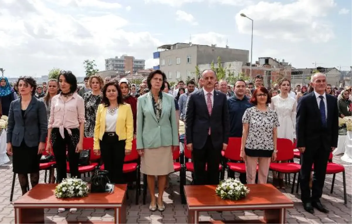Bağcılar Aydın Doğan Mesleki ve Teknik Anadolu Lisesi\'nde Mezuniyet Sevinci