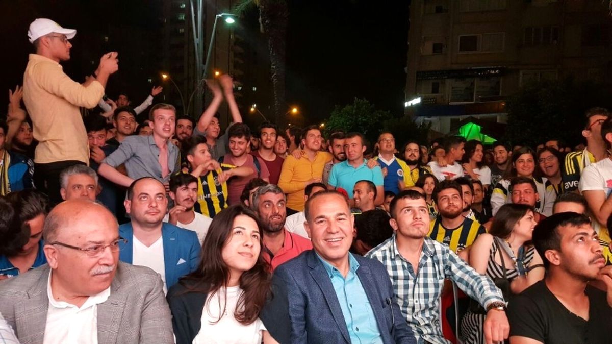 Başkan Sözlü, Maçı Dev Ekranda Vatandaşlarla Birlikte İzledi