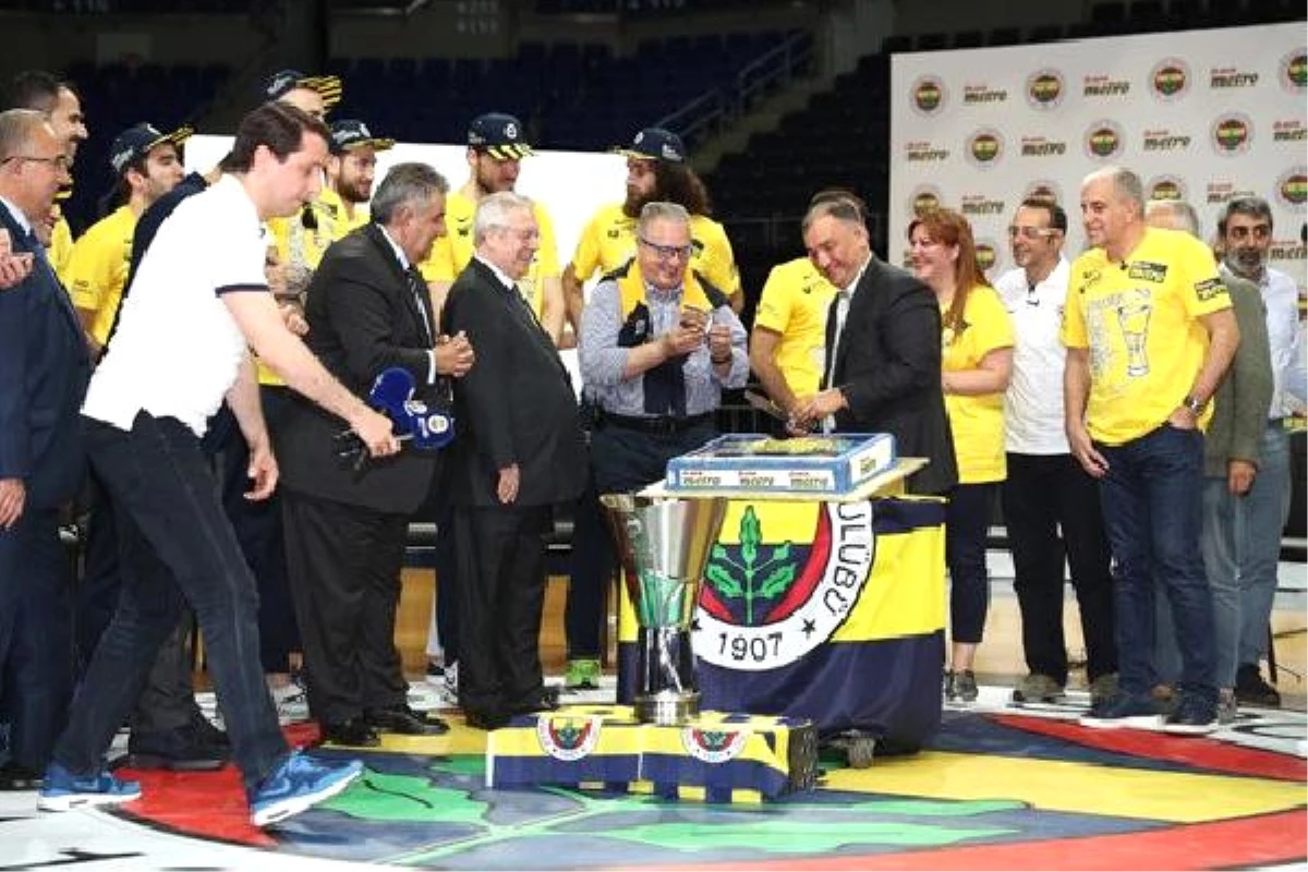 Basketbolda Avrupa\'nın En Büyüğü Fenerbahçe\'nin Şampiyonluk Pastası Kesildi