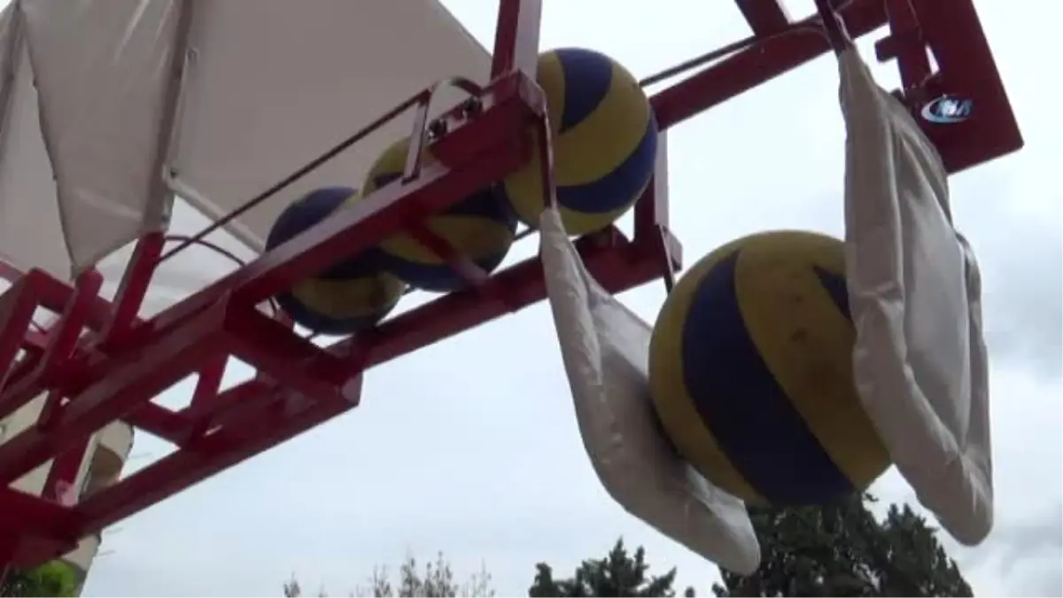 Beden Eğitimi Öğretmeninden Voleybol Smaç Makinesi