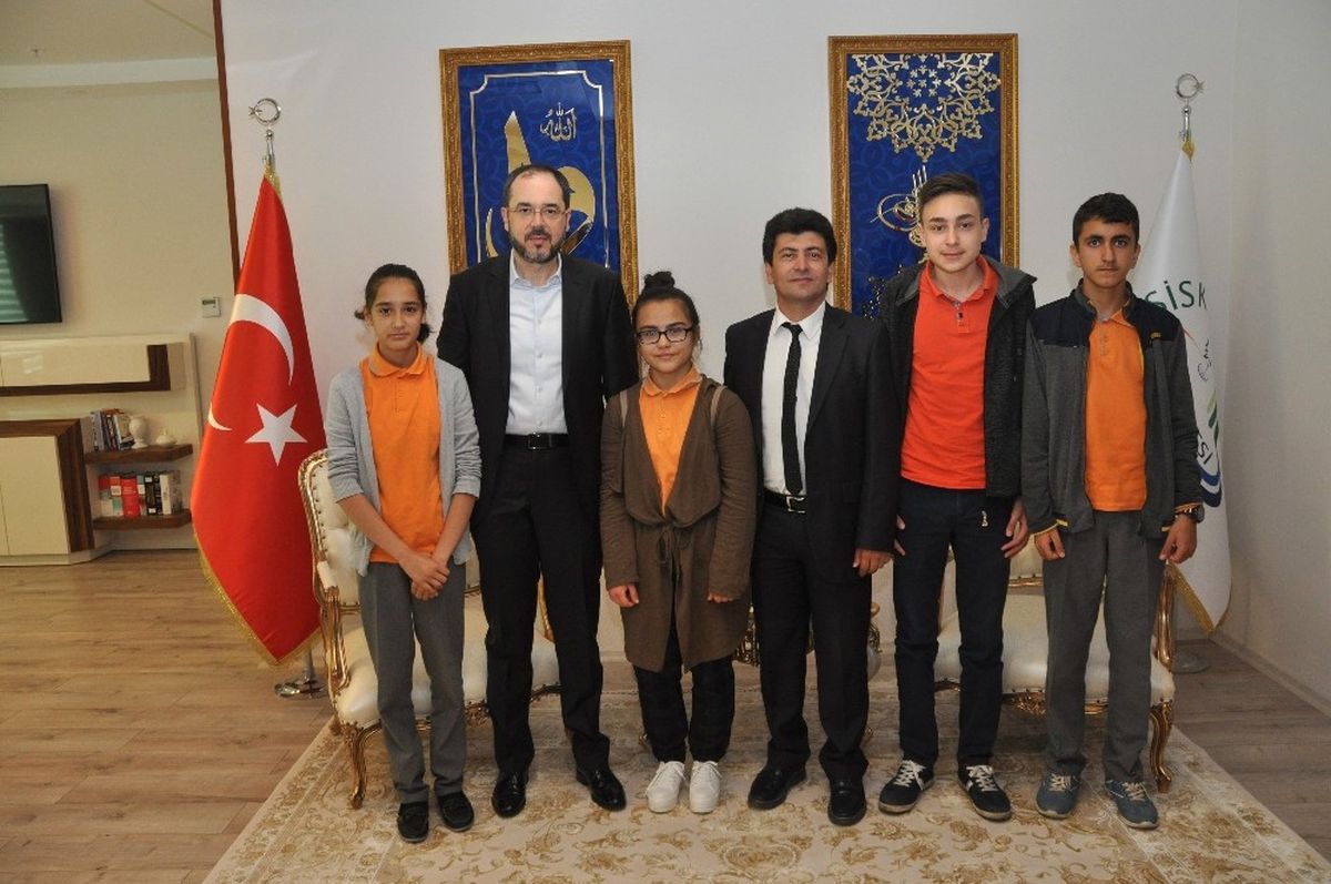 Bilgi ve Kültür Yarışması Birincileri Başkan Ayaz\'ı Ziyaret Etti