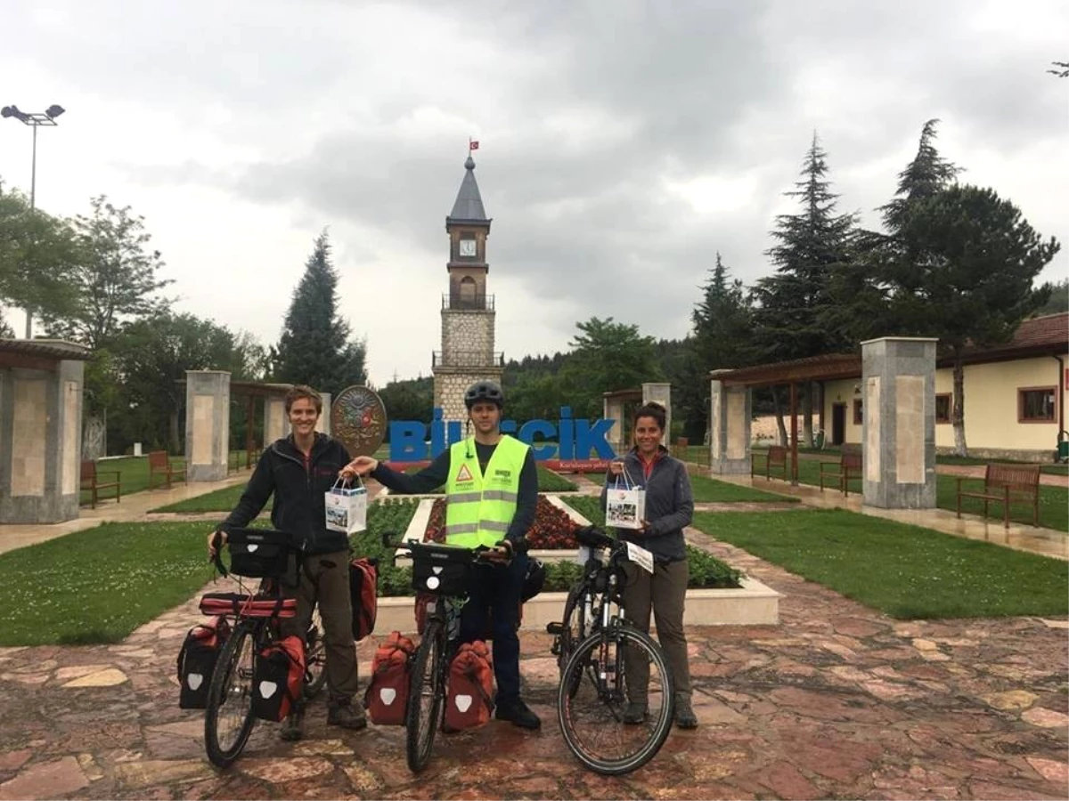 Bisikletleriyle Balayına Çıkan Yabancı Çift Bilecik\'te Mola Verdi