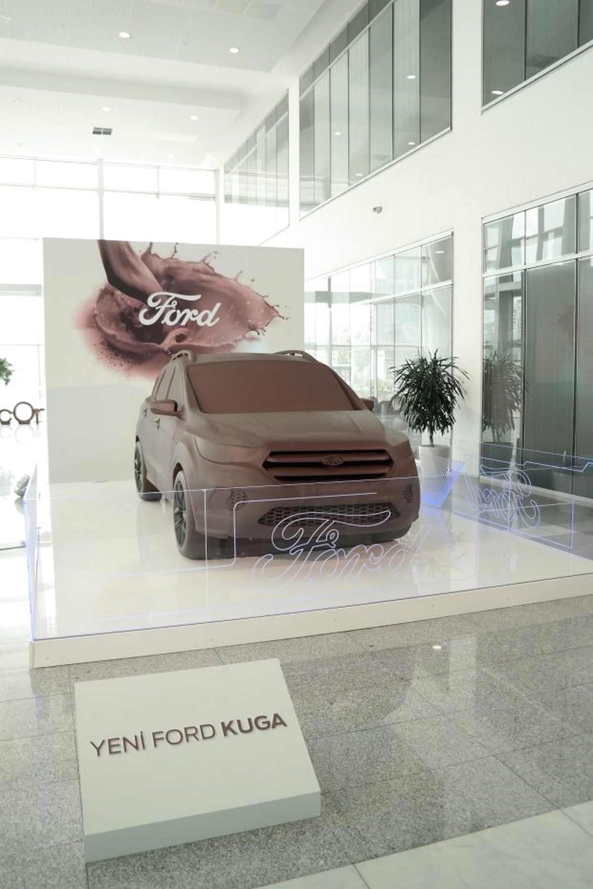 Çikolatadan Yapılan Yeni Ford Kuga Heykeli, "Bir Başka"