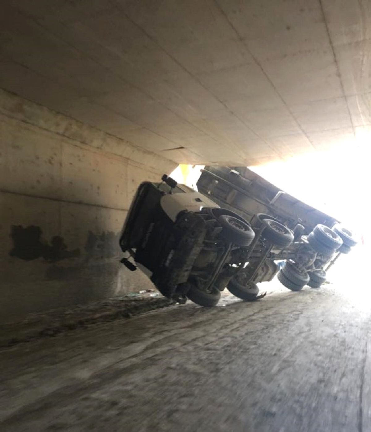 Damperi Açık Unutulan Kamyon Alt Geçide Takıldı