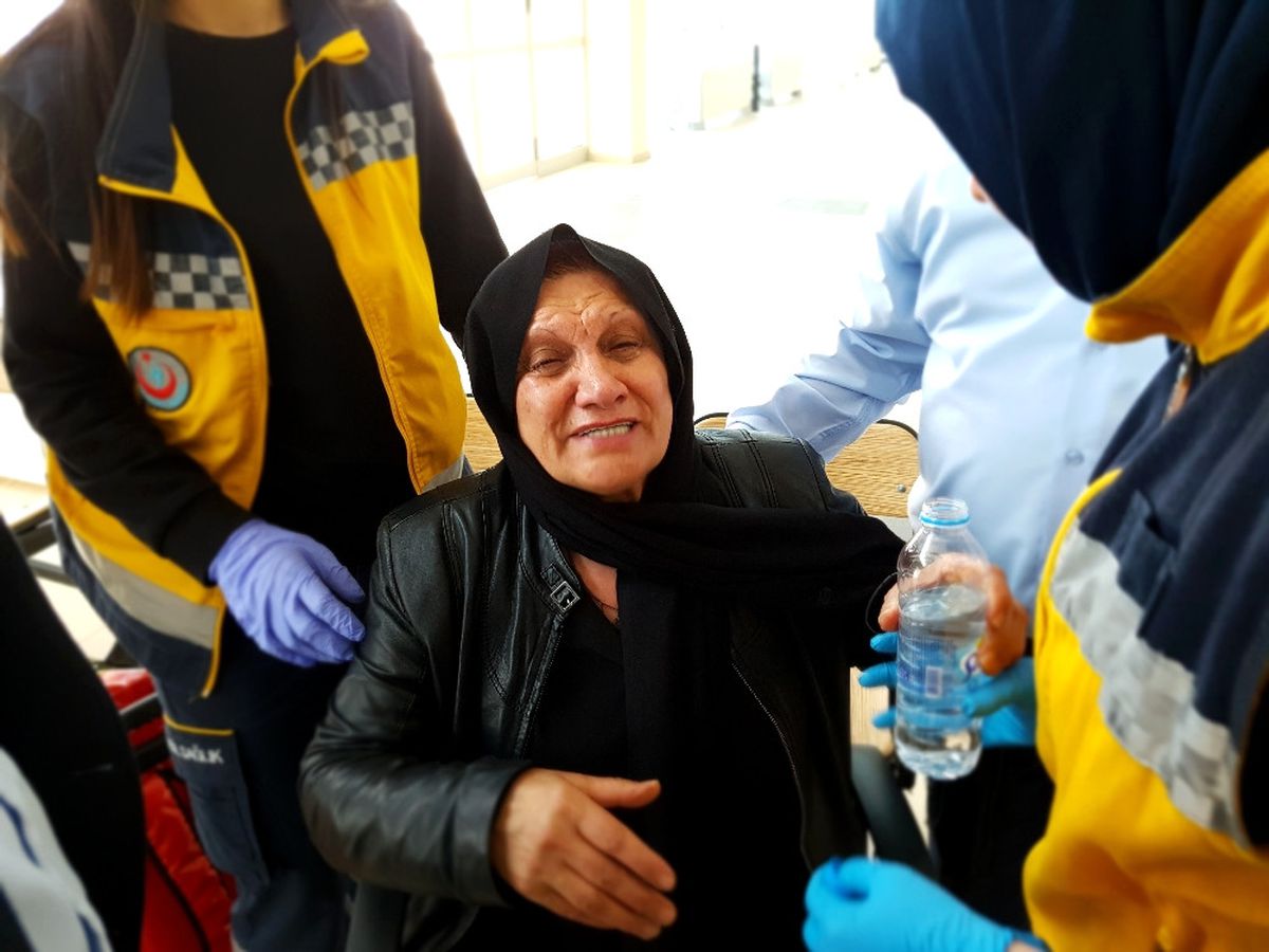 Darbecilere Tepki Gösteren Şehit Annesi Salonda Bayıldı