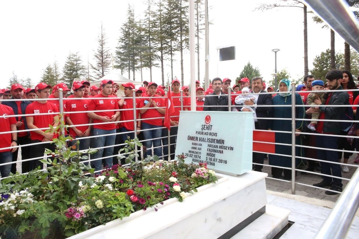 Darıcalı Öğrenciler Kahraman Şehidin Kabrini Ziyaret Etti