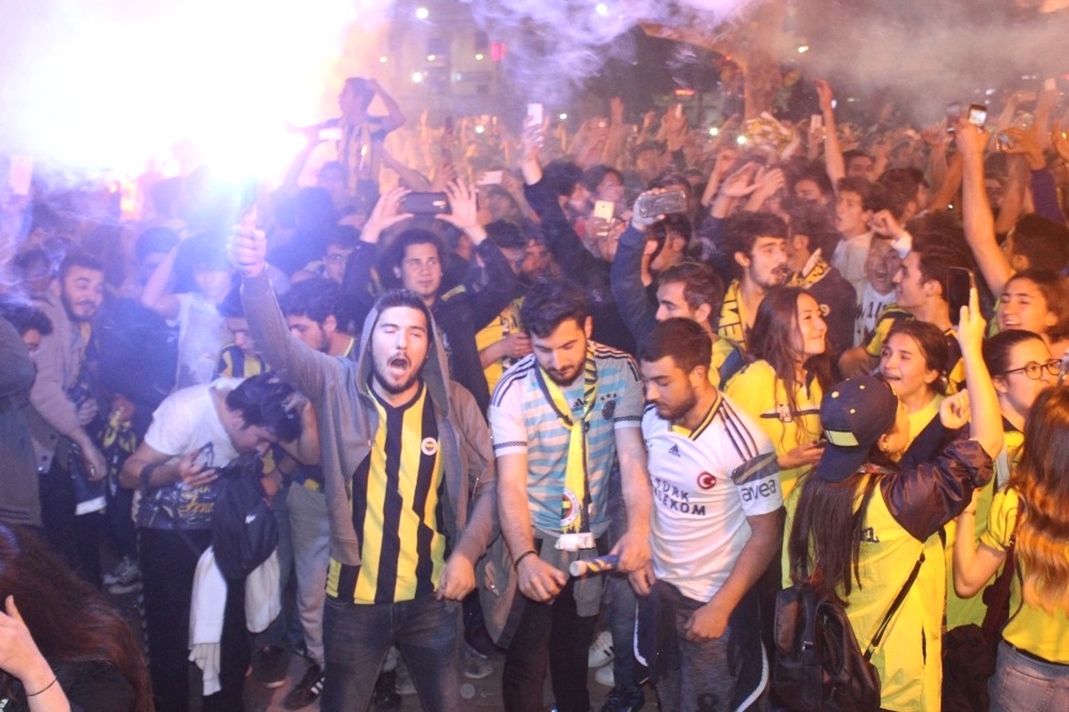 Denizli\'de Fenerbahçe\'nin Şampiyonluğu Kutlandı
