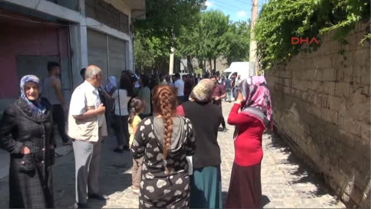 Diyarbakır Sur\'da, Yıkım Kararına Tepki Gösteren Mahalleli Yürümek Istedi