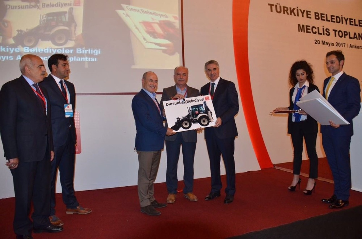 Dursunbey Belediyesi\'ne İş Makinesi Hibe Edildi