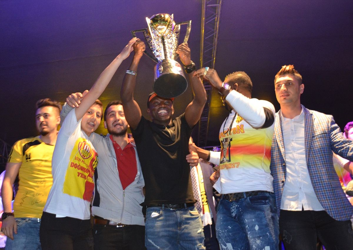 Evkur Yeni Malatyaspor Kupasını Aldı