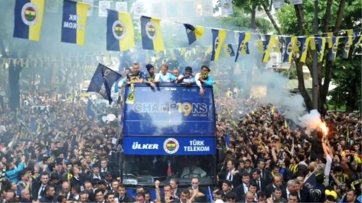 Fenerbahçe, Bağdat Caddesi\'nde Şampiyonluğu Kutladı