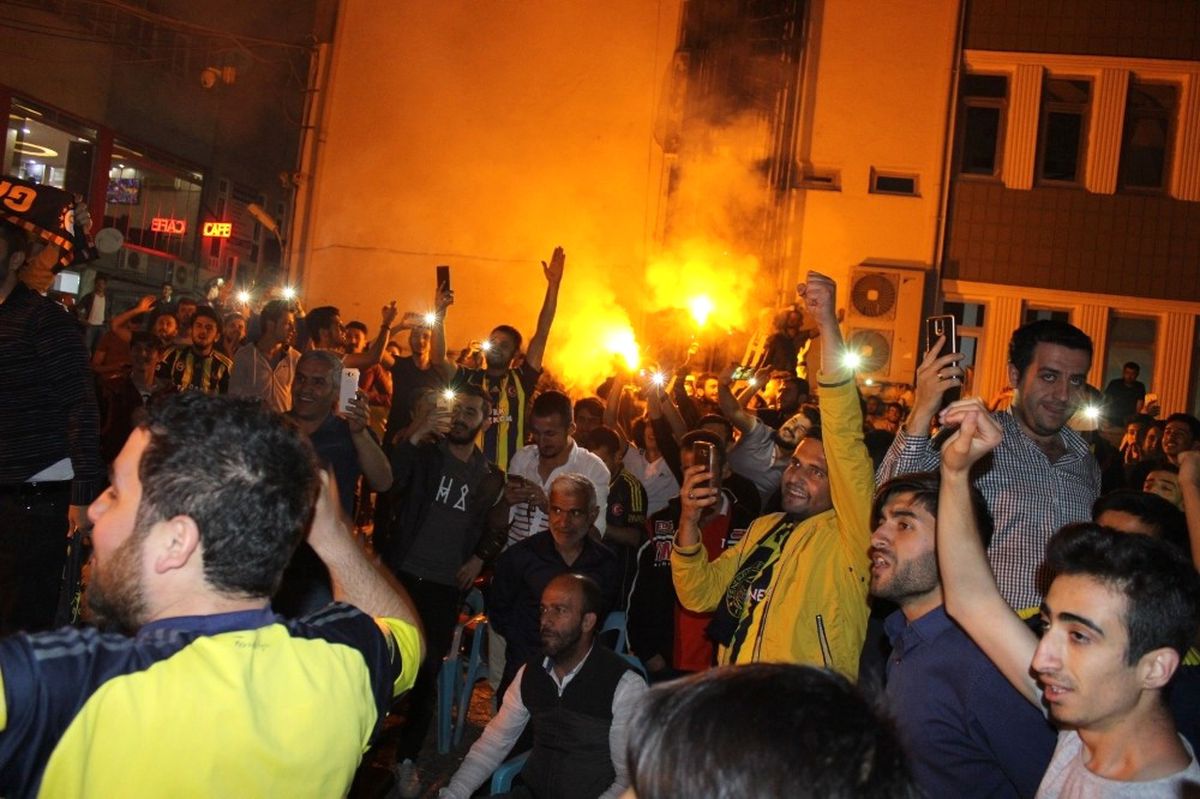 Fenerbahçe\'nin Avrupa Şampiyonu Olması Adıyaman\'da Coşkuyla Kutlandı