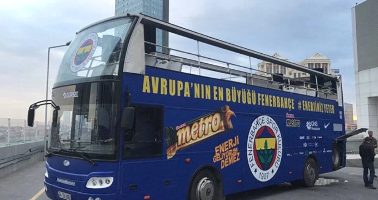 Fenerbahçe\'nin Şampiyonluk Turu Atacağı Üstü Açık Otobüs Bozuldu