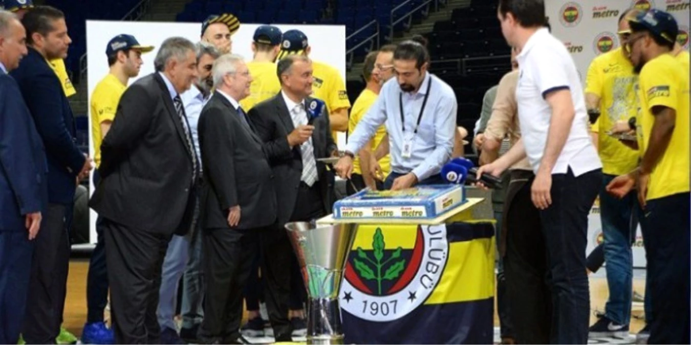 Fenerbahçe Şampiyonluk Pastası Kesti