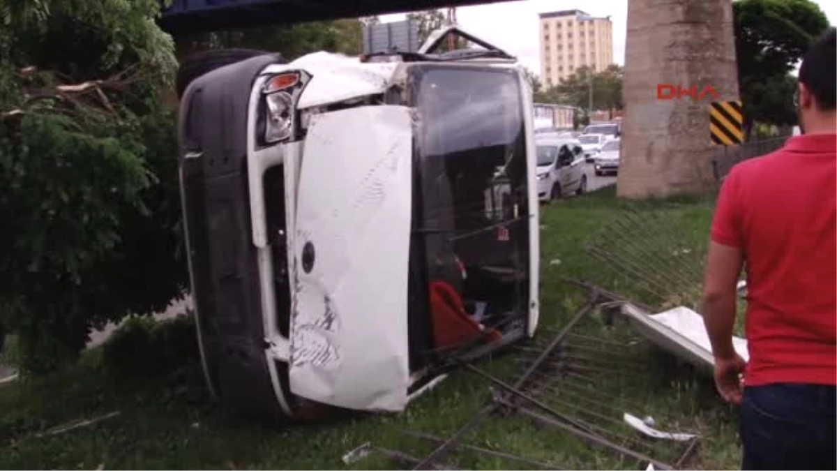 Gaziantep Çaldıkları Minibüsle Polisten Kaçarken Kaza Yaptılar, Yakalandılar