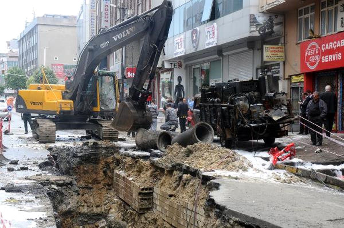 İş Makinesi Doğalgaz Borusunu Deldi, 2 Araç Alev Alev Yandı