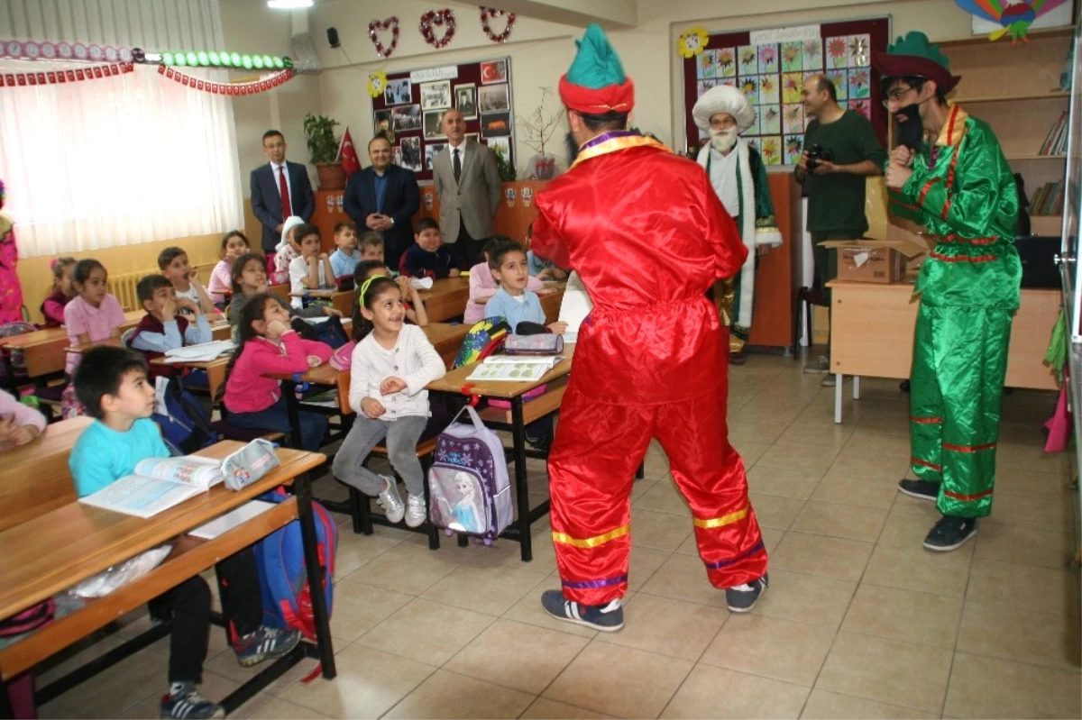 İstiklal İlköğretim Okulunda Öğrencilere Kitap Hediye Edildi