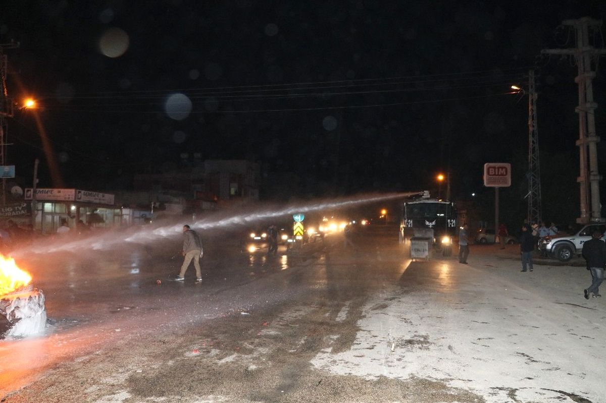 İzinsiz Eylem Yapan Mahalleliye Toma\'lı Müdahale