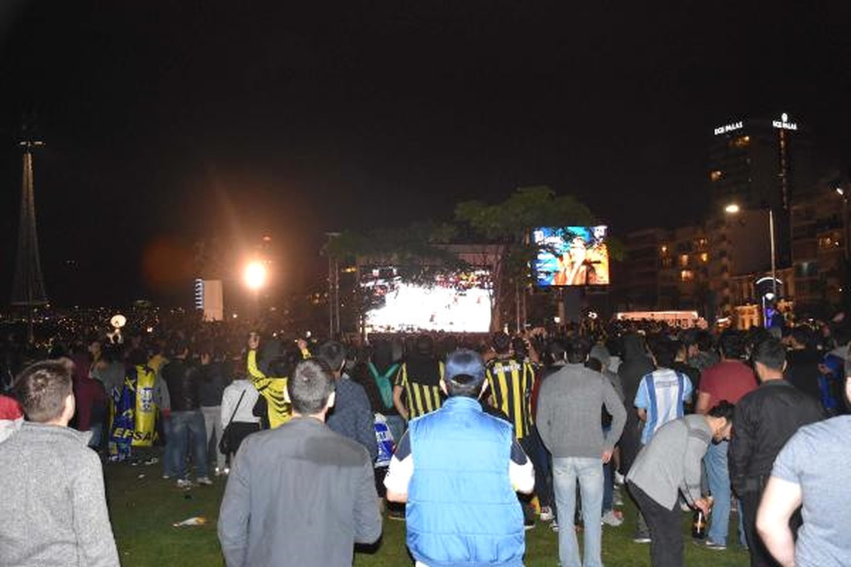 İzmir\'de Fenerbahçe\'nin Avrupa Şampiyonluğu Kutlandı