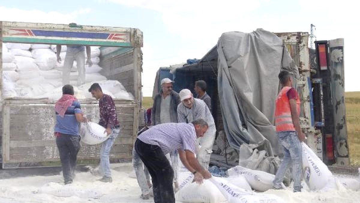 Kaza Yapan Un Yüklü Kamyon Karayolunu Beyaza Bürüdü