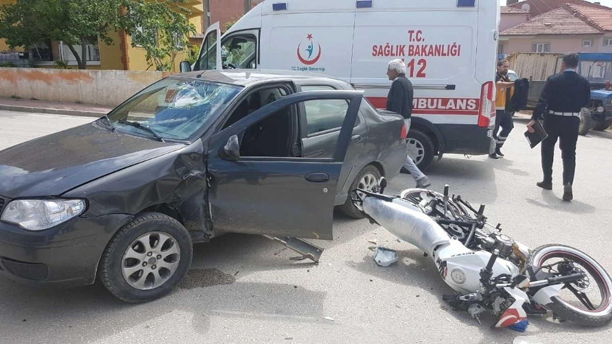 Motosiklet ile Otomobil Çarpıştı; 1 Yaralı