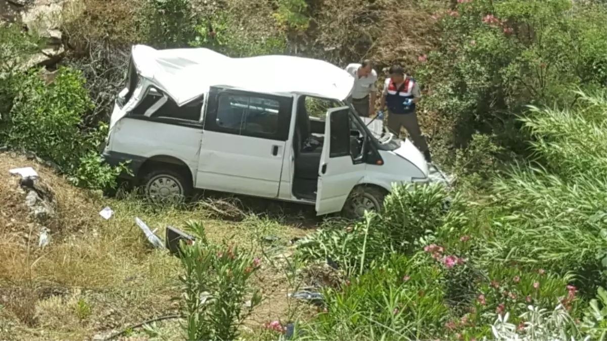 Nazilli\'de İşçi Servisi Köprüden Uçtu: 9 Yaralı