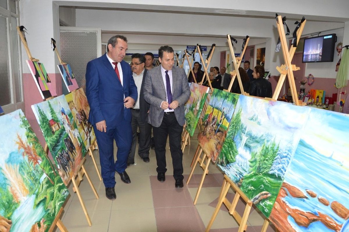 Niksar\'da Sevgi Evleri\'nde Kalan Çocuklardan Resim Sergisi
