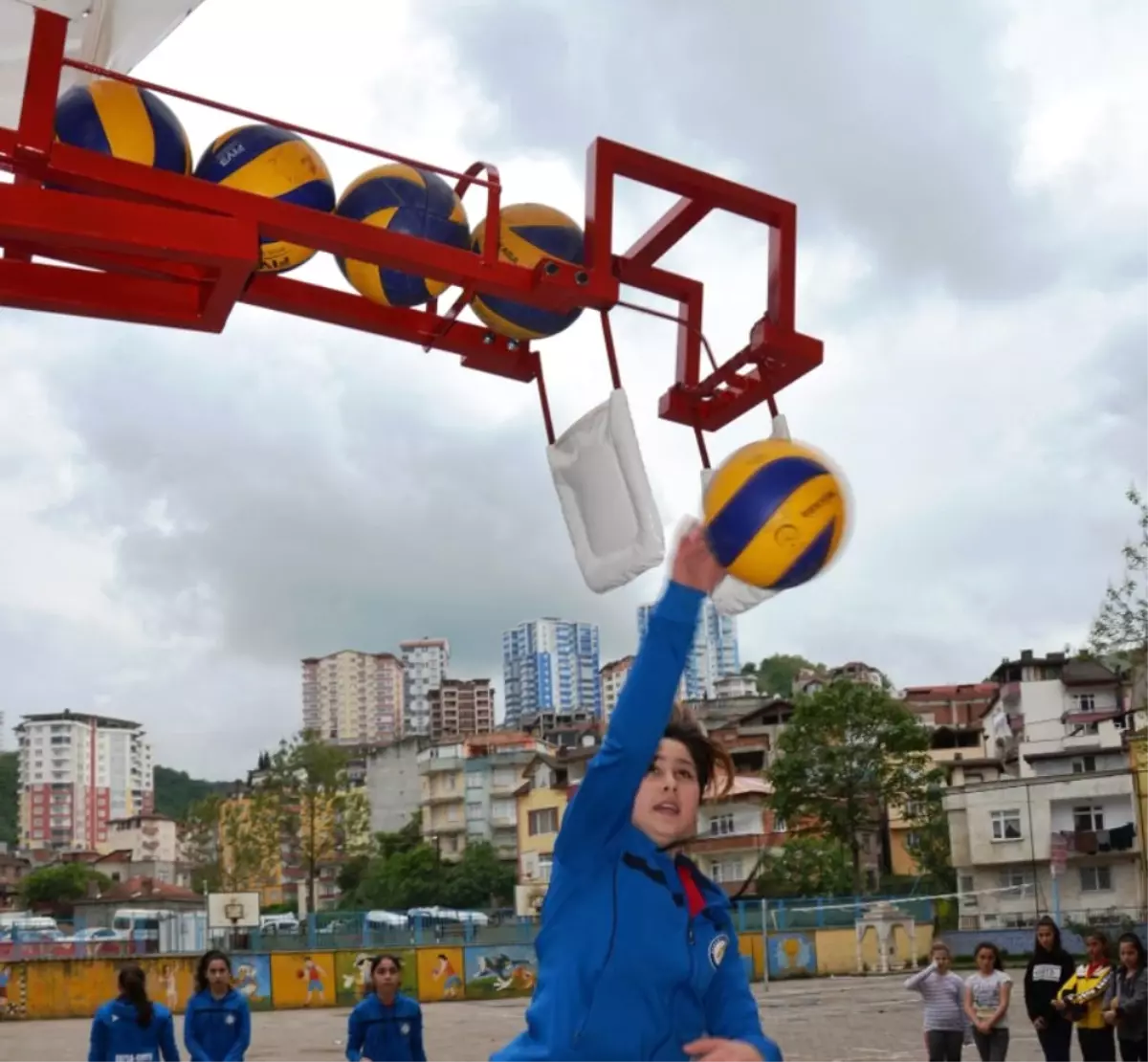 Öğretmenden Voleybol Smaç Makinesi