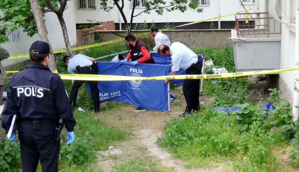 Oturduğu Apartmanın Bahçesinde Ölü Bulundu