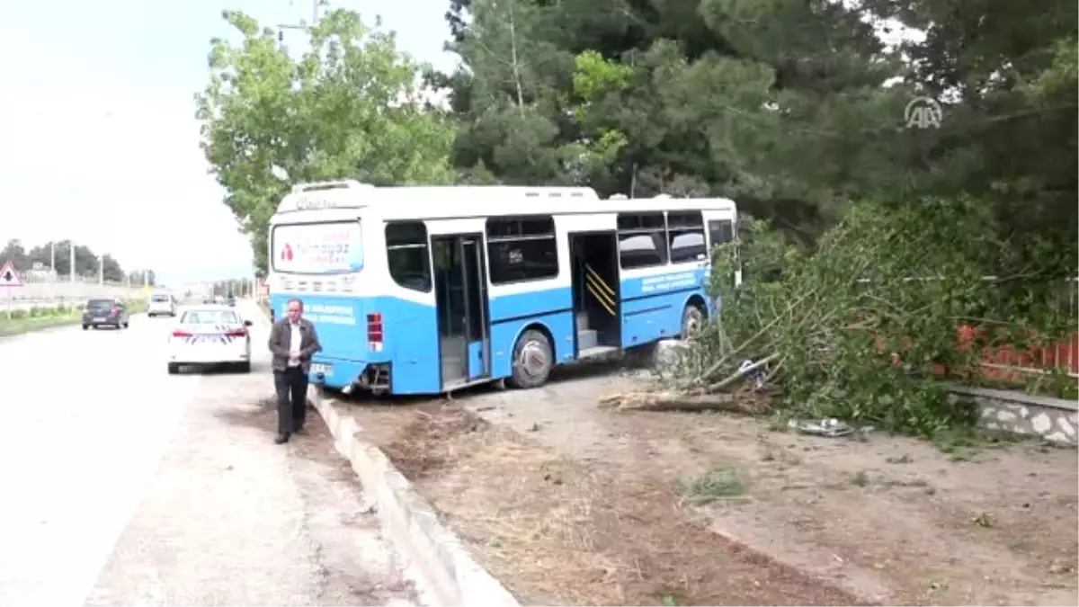 Özel Halk Otobüsü Bahçe Duvarına Çarptı: 4 Yaralı