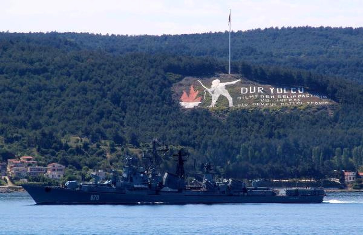 Rus Savaş Gemisi Çanakkale Boğazı\'ndan Geçti