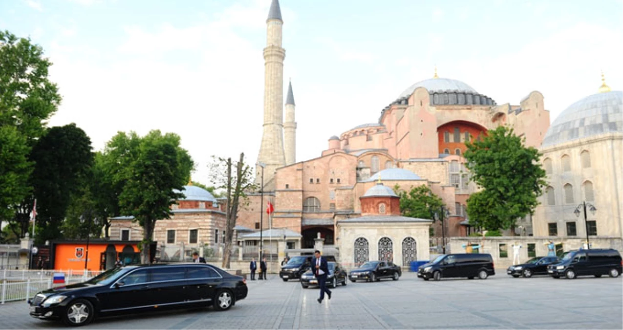 Rusya Başbakanı Medvedev, Ayasofya ve Sultanahmed\'i Ziyaret Etti