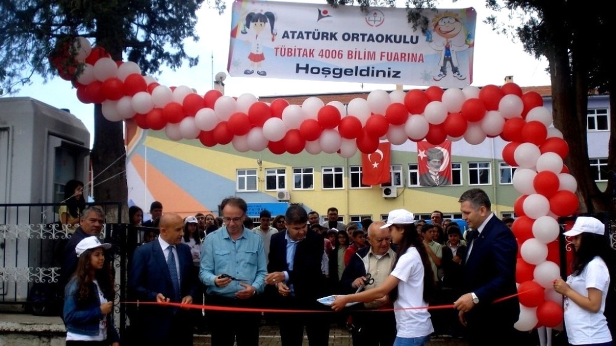 Sarıgöl Atatürk Ortaokulunda Tubitak Bilim Fuarı