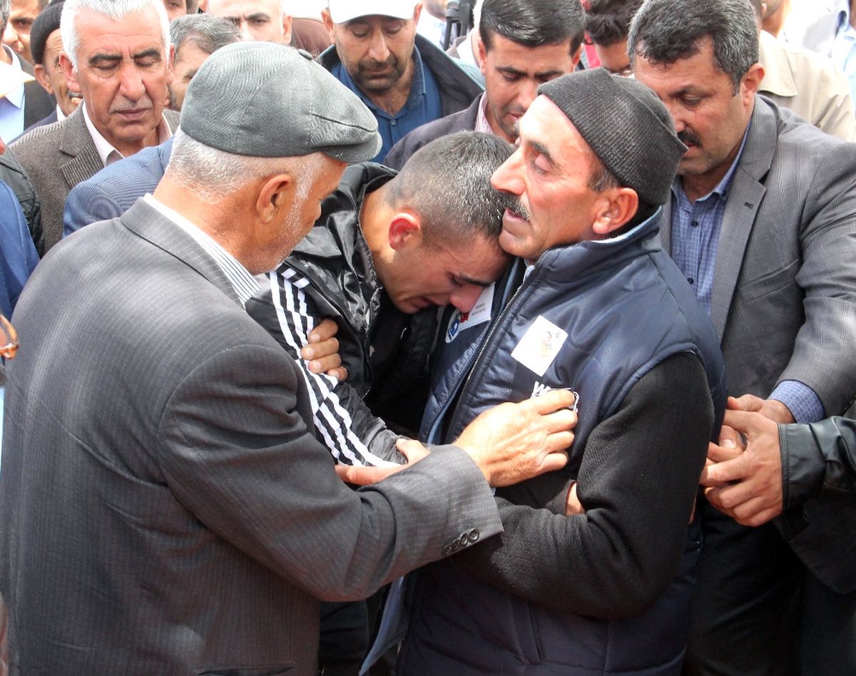 Şehit Babası Diğer Asker Oğluna Sarılarak Ayakta Durdu