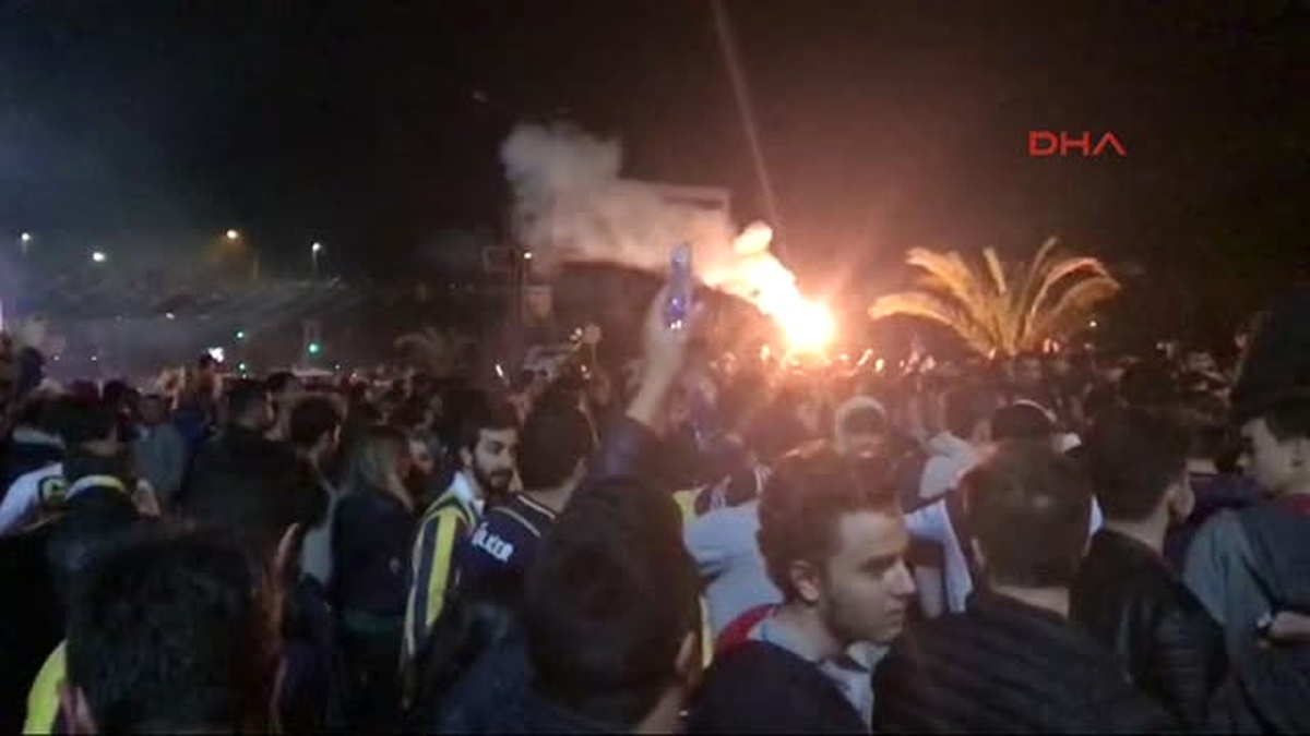 Sinan Erdem Spor Salonu Çevresindeki Kutlamalar Sürüyor