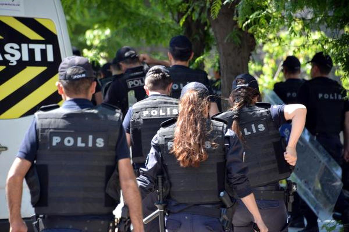 Sur\'da, Yıkım Kararına Tepki Gösteren Mahalleli Yürümek İstedi