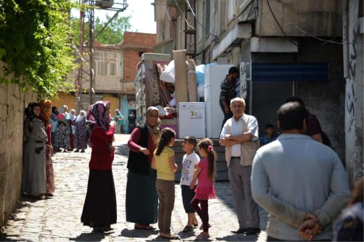 Sur\'da, Yıkım Kararına Tepki Gösteren Mahalleli Yürümek İstedi