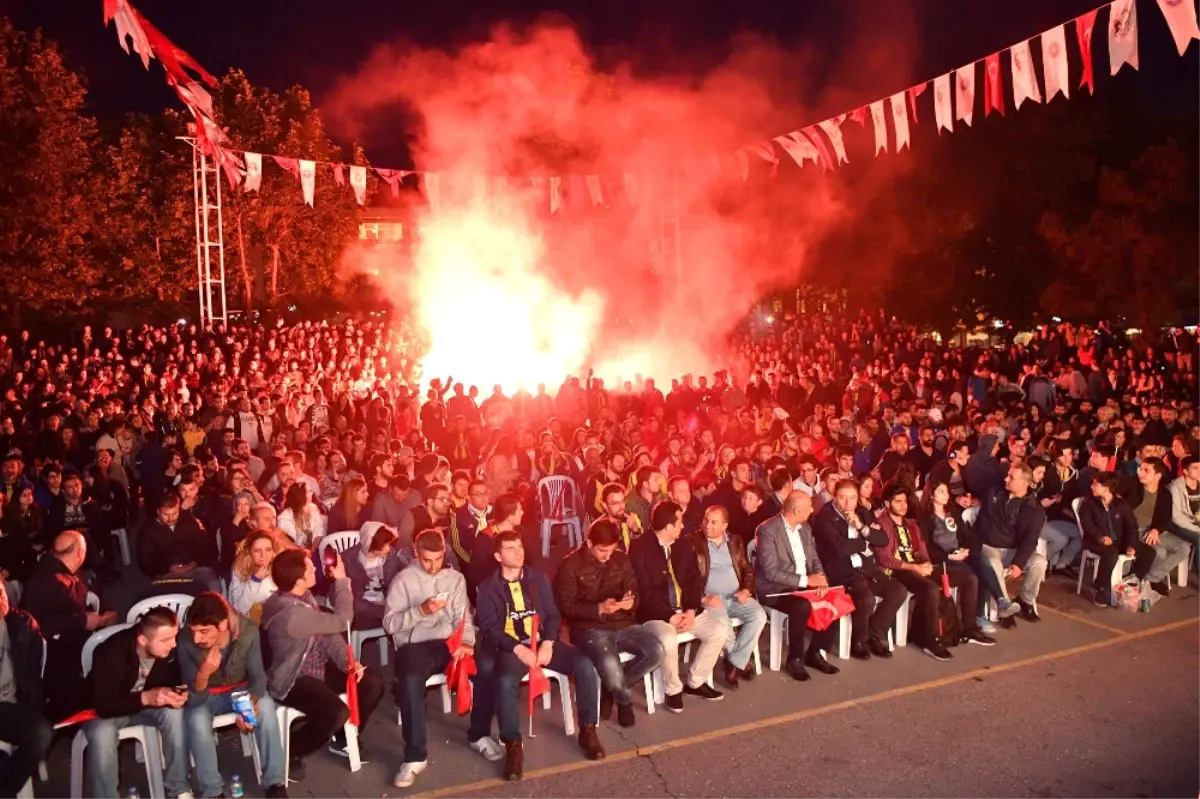 Taraftarlar Final Heyecanını Dev Ekranlarda Yaşıyor