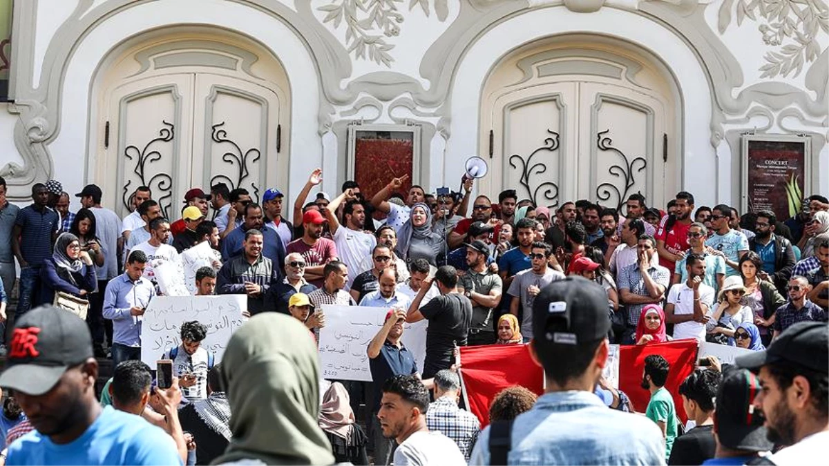 Tunus\'ta Göstericiler Polis Merkezini Yaktı