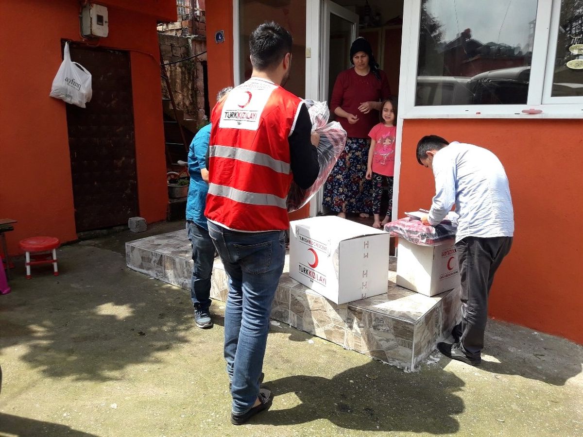 Türk Kızılayından İdil\'de Öğrencilere Giysi Yardımı