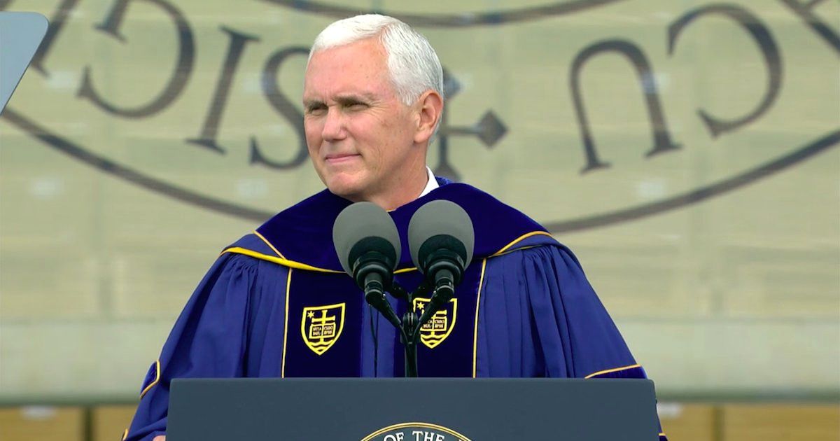Üniversite Öğrencileri ABD Başkan Yardımcısı Mike Pence\'i Protesto Etti