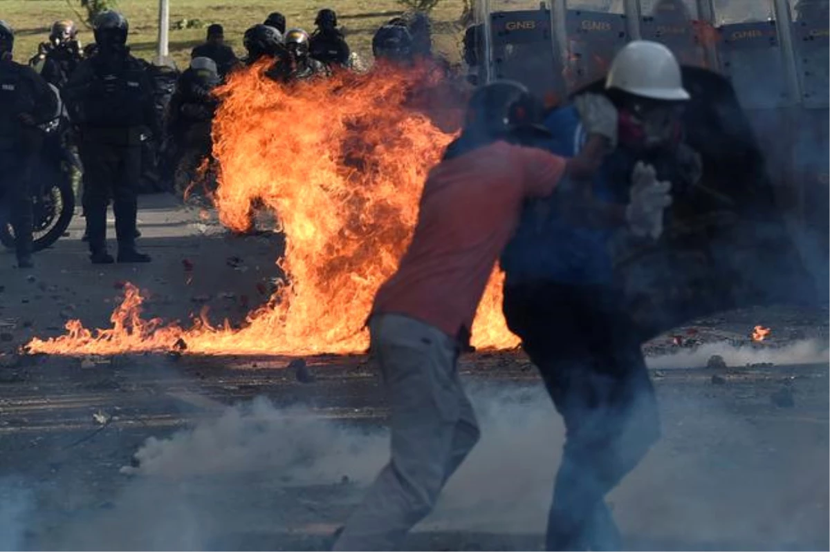 Venezuela\'daki Gösterilerde Bir Kişi Ateşe Verildi