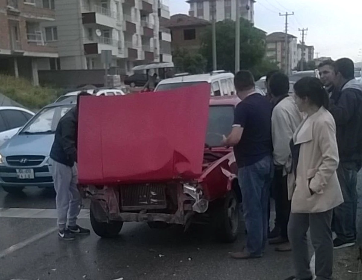 Yağışlı Hava Kazaya Neden Oldu: 2 Yaralı