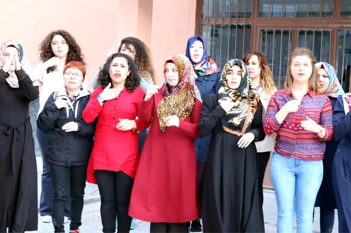 Yozgat\'ta Açılan Kursta Vatandaşlar İşaret Dili Öğreniyor