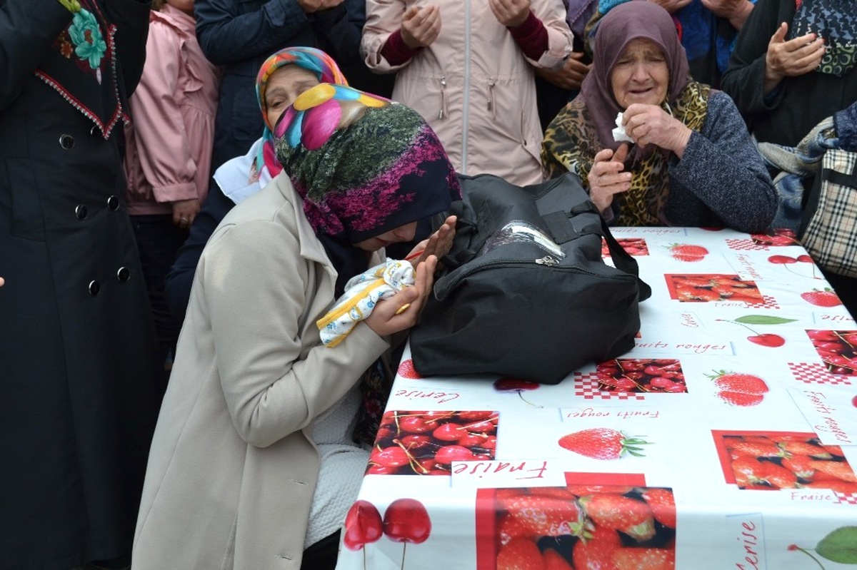 Acılı Anne Oğlunu Son Kez Koklayarak Son Yolculuğuna Uğurladı