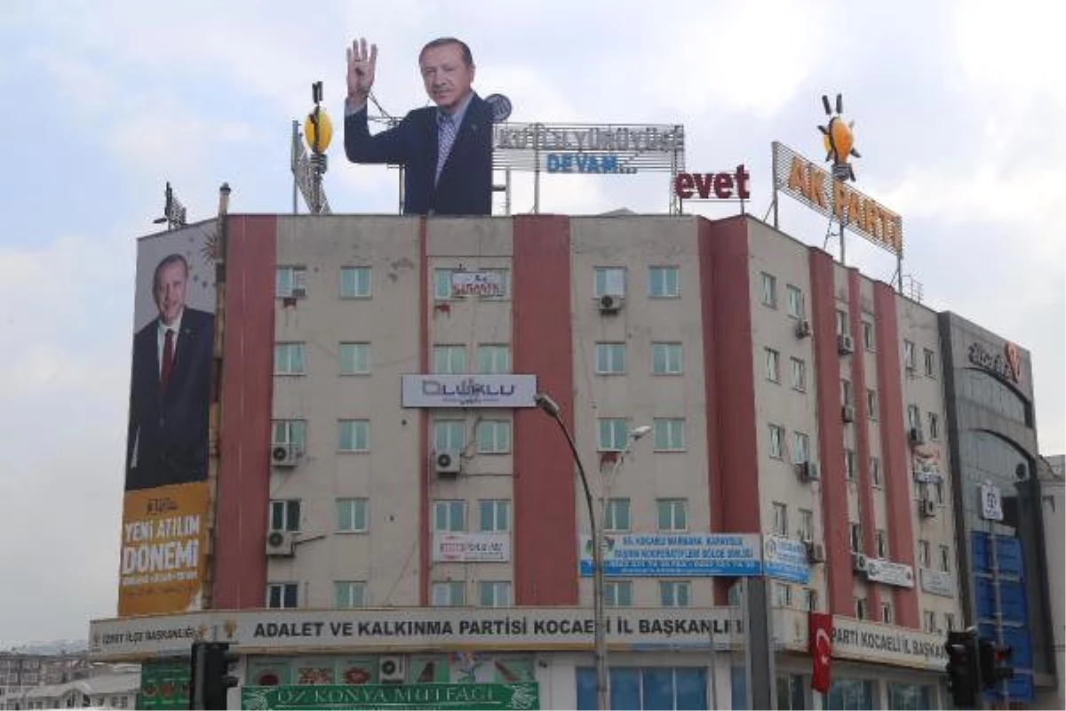 AK Parti Kocaeli Binasına \'Rabia\'lı Erdoğan Fotoğrafı